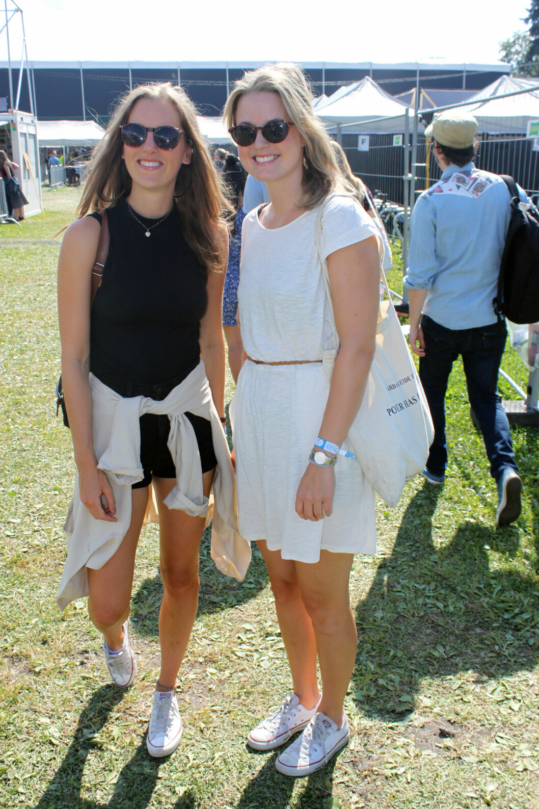 Malin og Hanne velger komfortable og kule klær. Mens Malin går for bare shorts, går Hanne for shortstrikset hun også! Foto: Cecilie Leganger Malin og Hanne velger komfortable og kule klær. Mens Malin går for bare shorts, går Hanne for shortstrikset hun også! Foto: Cecilie Leganger