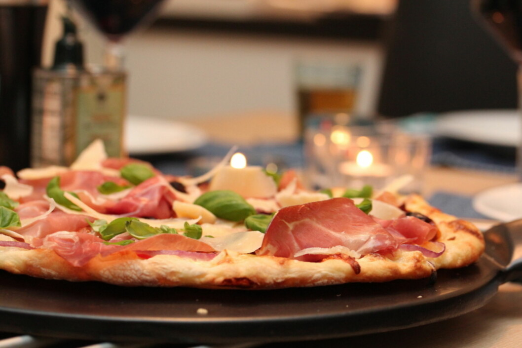 TRINES PIZZA: Her har Trine laget pizza med eltefri deig, og brukt parmaskinke, mozzarella og konfiserte tomater som topping. Foto: Trine Sandberg TRINES PIZZA: Her har Trine laget pizza med eltefri deig, og brukt parmaskinke, mozzarella og konfiserte tomater som topping. Foto: Trine Sandberg