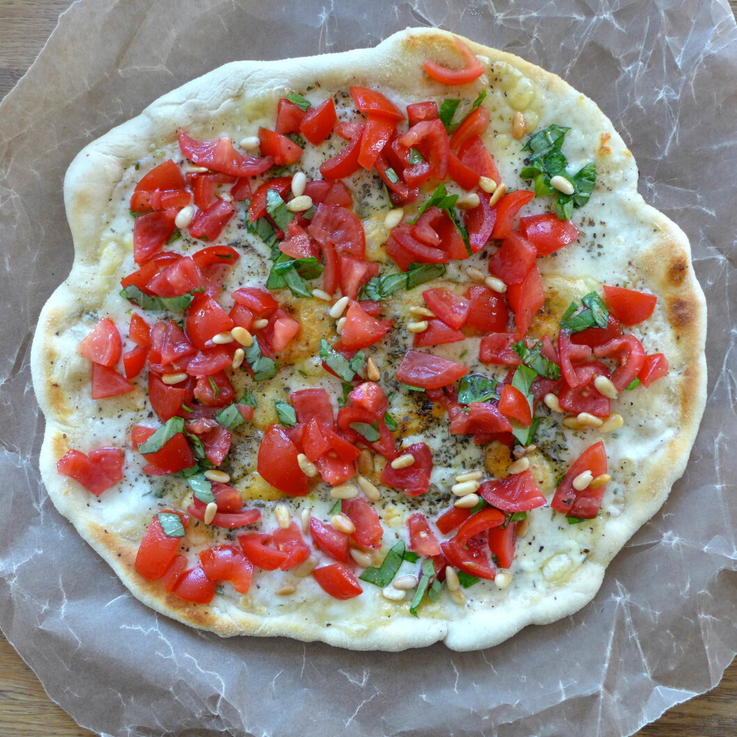 CAPRESE: Helles pizza caprese. Oppskriften finner du på bloggen hennes. Foto: Helle Øder Valebrokk CAPRESE: Helles pizza caprese. Oppskriften finner du på bloggen hennes. Foto: Helle Øder Valebrokk