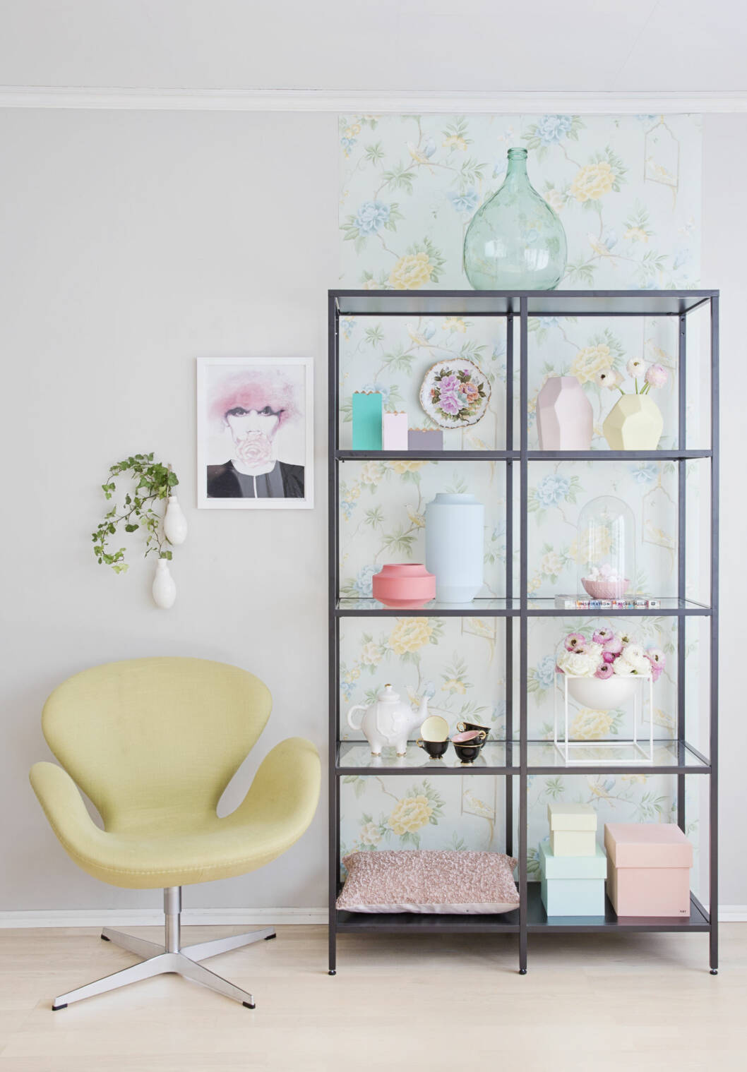 SART FLORETT: Sukkersøte esker, duse farger og moderne og antikk keramikk. Topp det hele med romantiske hvite og rosa blomster. Foto: Jorunn Tharaldsen SART FLORETT: Sukkersøte esker, duse farger og moderne og antikk keramikk. Topp det hele med romantiske hvite og rosa blomster. Foto: Jorunn Tharaldsen