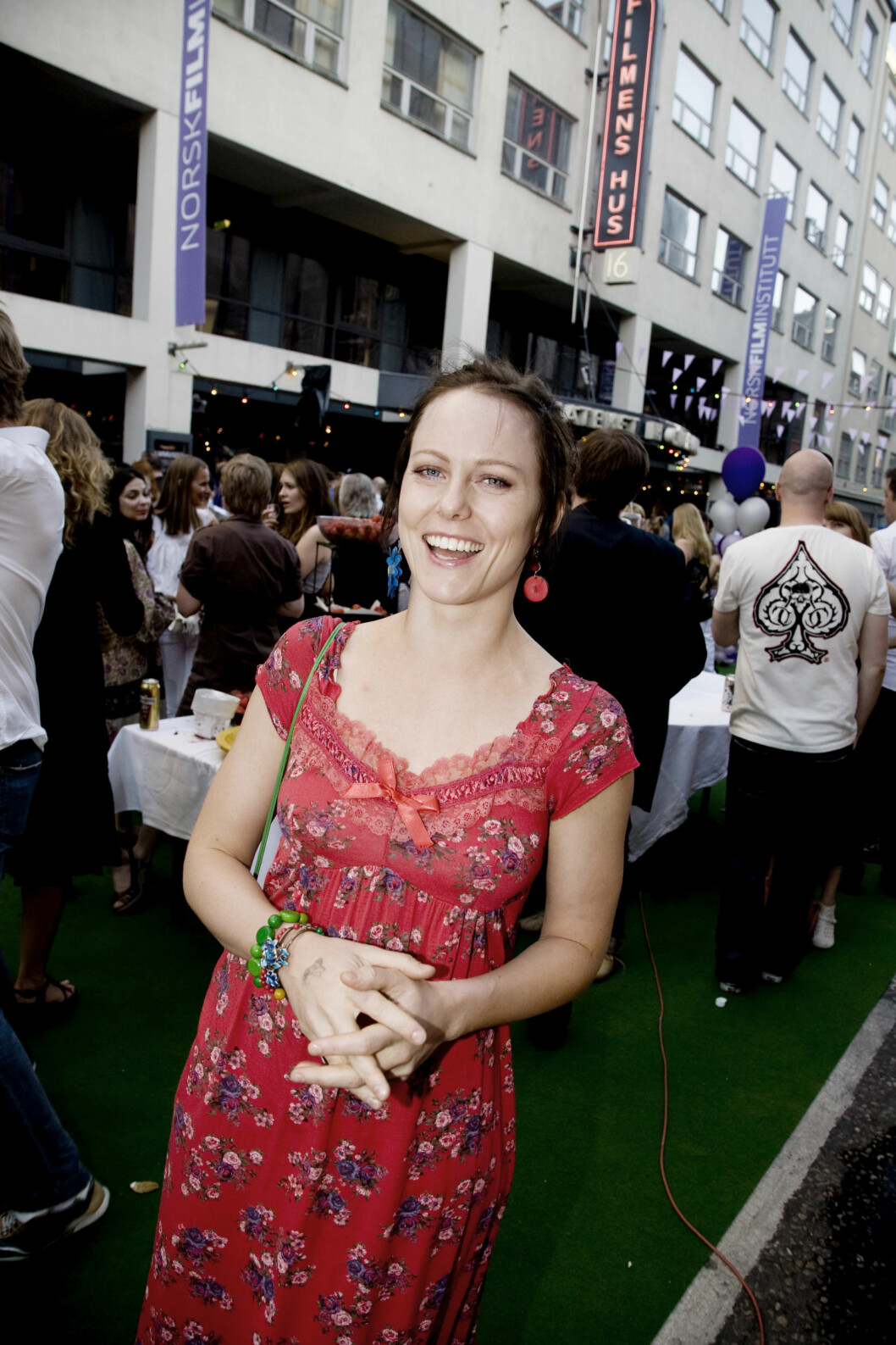 I 2008: Utenfor Filmens Hus for seks år siden gikk Ingrid for en med vintageinspirert stil med blomstermønstret kjoler og ulike smykker. I tillegg var de blonde lokkene farget brune, noe som gjør det vanskelig å kjenne igjen stjernen. Foto: All Over Press I 2008: Utenfor Filmens Hus for seks år siden gikk Ingrid for en med vintageinspirert stil med blomstermønstret kjoler og ulike smykker. I tillegg var de blonde lokkene farget brune, noe som gjør det vanskelig å kjenne igjen stjernen. Foto: All Over Press