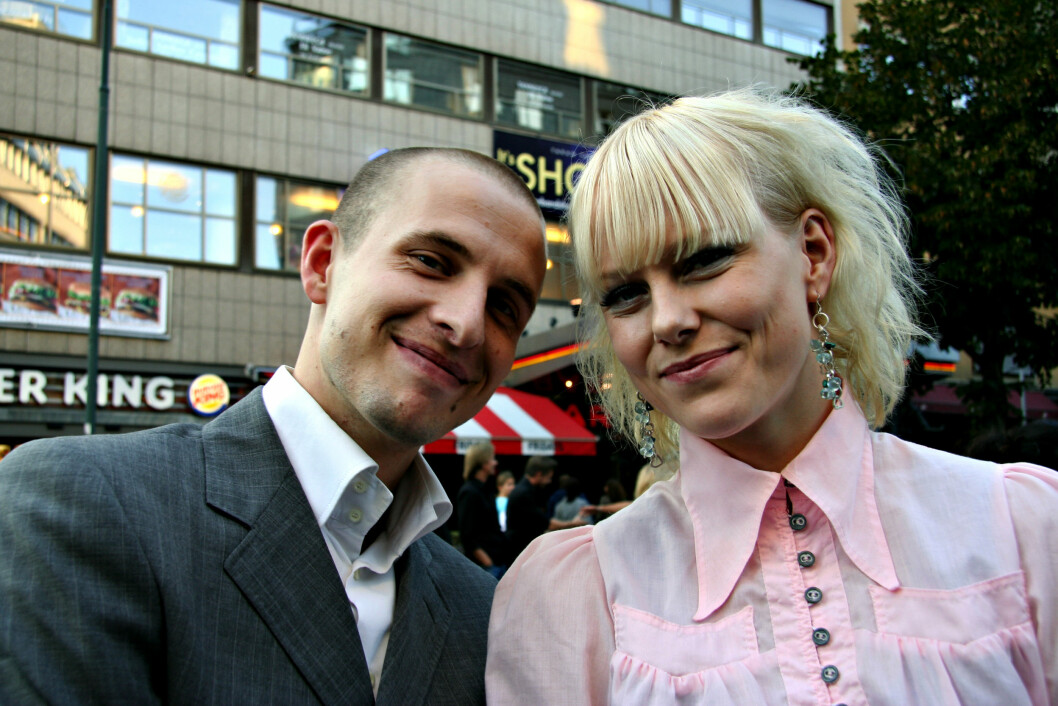 I 2006: På premieren av filmen Sønner sammen med Anders Danielsen iført rosa, sukkersøt skjorte med puffermer. Foto: All Over Press I 2006: På premieren av filmen Sønner sammen med Anders Danielsen iført rosa, sukkersøt skjorte med puffermer. Foto: All Over Press