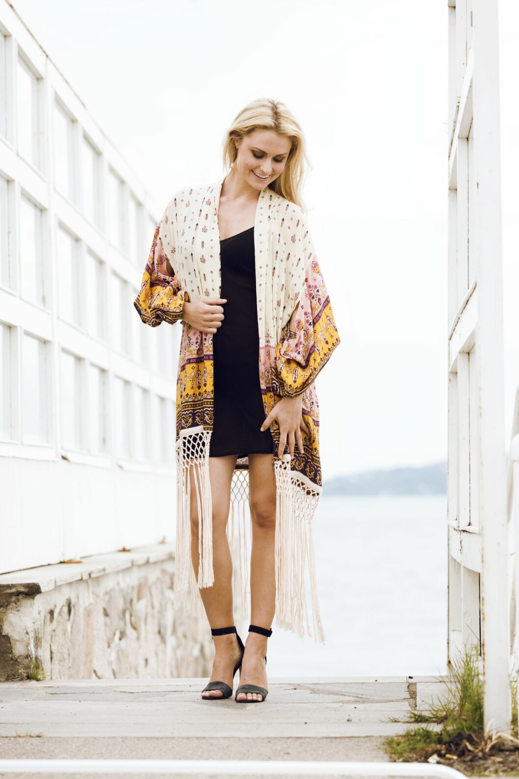 OPPDATERER ALLE KJOLENE I SKAPET PÅ ET BLUNK: Har du en fin kimono, gir du klesskapet en rask bli-ny-seanse. Kimono (kr 1300, spelldesigns.com), kjole (kr 200, Lindex) og sandaler (kr 2200, Whyred). Styling: Nadine Monroe. Modell: Henriette Skådinn. Foto: Stig Jarnes OPPDATERER ALLE KJOLENE I SKAPET PÅ ET BLUNK: Har du en fin kimono, gir du klesskapet en rask bli-ny-seanse. Kimono (kr 1300, spelldesigns.com), kjole (kr 200, Lindex) og sandaler (kr 2200, Whyred). Styling: Nadine Monroe. Modell: Henriette Skådinn. Foto: Stig Jarnes