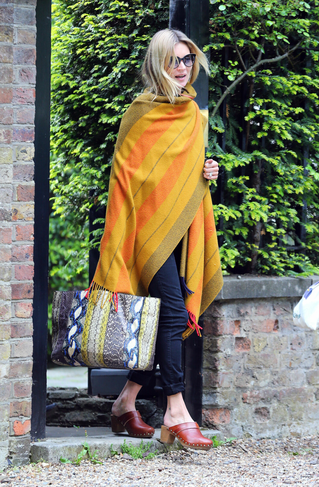 KATE MOSS: Modellen brukte et oransje pledd som en del av antrekket allerede i mai. Foto: All Over Press KATE MOSS: Modellen brukte et oransje pledd som en del av antrekket allerede i mai. Foto: All Over Press