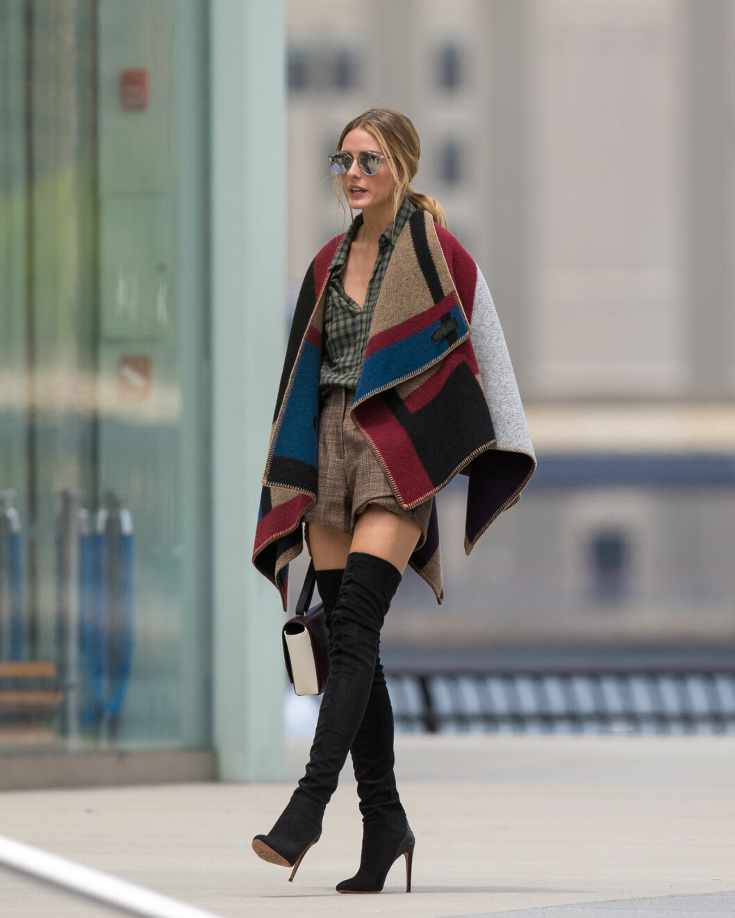 OLIVIA PALERMO: It-jenta kombinerer flere av høstens heteste trender i dette antrekket, og går både for ruter, lårhøye støvletter og en teppeinspirert poncho på én gang. Foto: All Over Press OLIVIA PALERMO: It-jenta kombinerer flere av høstens heteste trender i dette antrekket, og går både for ruter, lårhøye støvletter og en teppeinspirert poncho på én gang. Foto: All Over Press