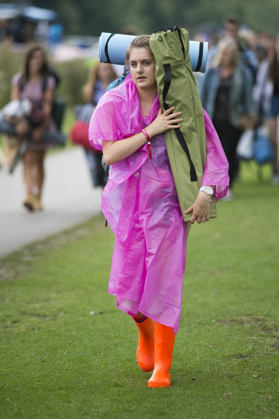 SUPERSMART MED REGNPONCHO. Gjør som denne festivaldeltageren og ta med deg en superlett regnponcho. Den tar lite plass i veska og er super å ha hvis det kommer en liten skur. Foto: REX/Ben Cawthra/All Over Press SUPERSMART MED REGNPONCHO. Gjør som denne festivaldeltageren og ta med deg en superlett regnponcho. Den tar lite plass i veska og er super å ha hvis det kommer en liten skur. Foto: REX/Ben Cawthra/All Over Press