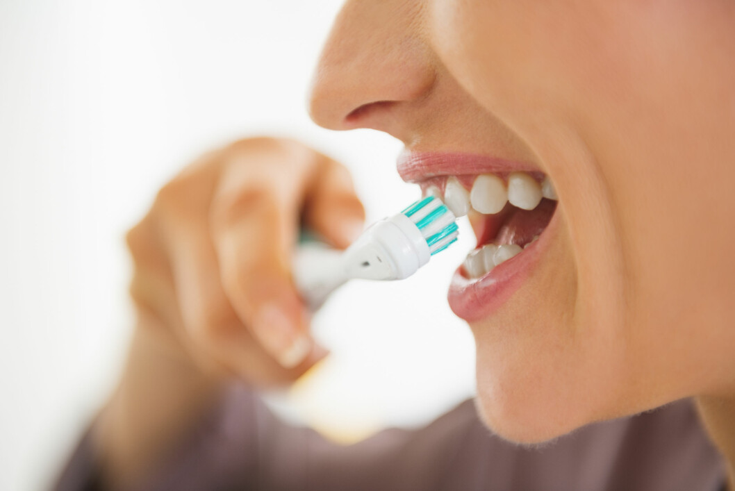ET HVITT SMIL: Dersom du ønsker å beholde ditt unge, hvite smil livet ut, anbefaler tannlegen deg å blant annet være nøye med tannpussen og ikke begynne å røyke. Foto: Alliance - Fotolia ET HVITT SMIL: Dersom du ønsker å beholde ditt unge, hvite smil livet ut, anbefaler tannlegen deg å blant annet være nøye med tannpussen og ikke begynne å røyke. Foto: Alliance - Fotolia