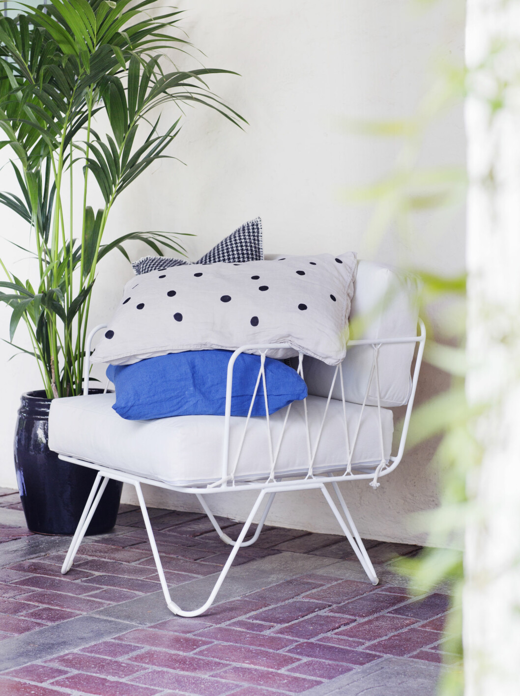 HANDLELISTE: Puten er del av sengesett fra hm.no (kr 499). Hvit stol, Serax fra countrychic.no (kr 4898), blå linpute, (kr 425) og ullpute i hundetannmønster (kr 525), begge fra bolina.no. Foto: Yvonne Wilhelmsen HANDLELISTE: Puten er del av sengesett fra hm.no (kr 499). Hvit stol, Serax fra countrychic.no (kr 4898), blå linpute, (kr 425) og ullpute i hundetannmønster (kr 525), begge fra bolina.no. Foto: Yvonne Wilhelmsen