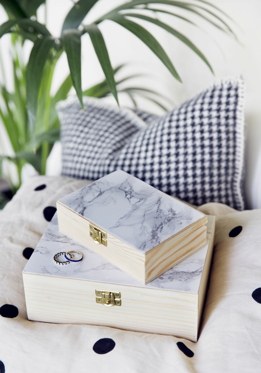 HANDLELISTE: Skrin (kr 49 og 59), rull med marmorfolie (kr 79), alt fra pandurohobby.no. Puten, en del av et sengesett fra hm.no (kr 499), har fått prikker påmalt med tekstilmaling. Foto: Yvonne Wilhelmsen HANDLELISTE: Skrin (kr 49 og 59), rull med marmorfolie (kr 79), alt fra pandurohobby.no. Puten, en del av et sengesett fra hm.no (kr 499), har fått prikker påmalt med tekstilmaling. Foto: Yvonne Wilhelmsen