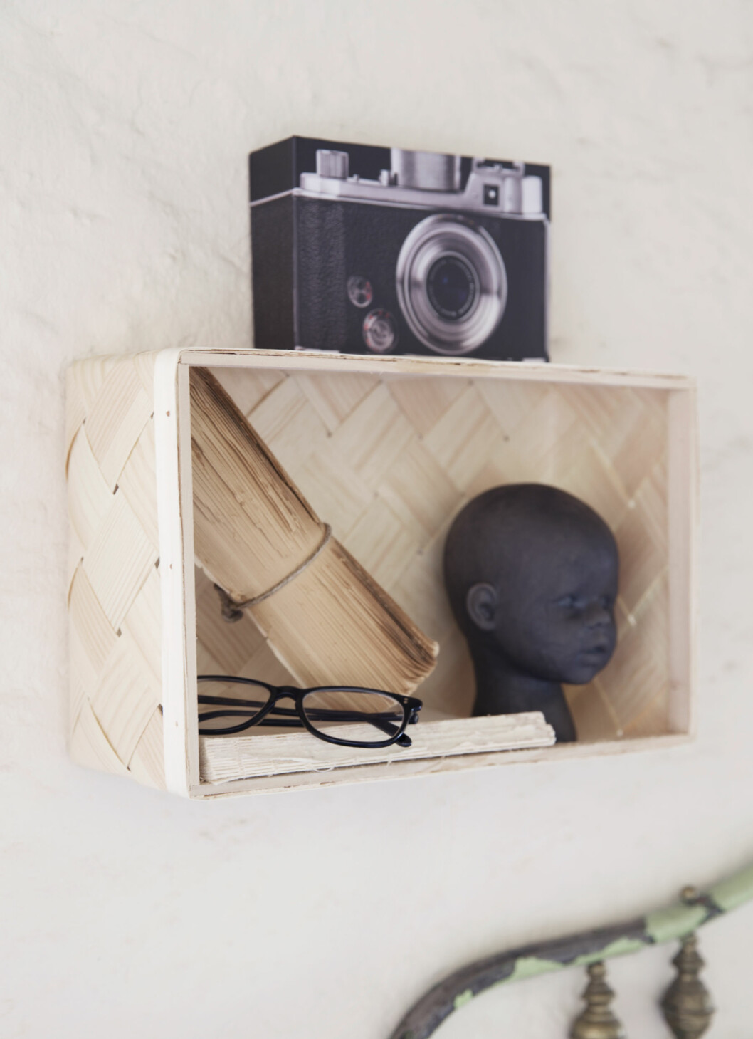 HANDLELISTE: Trekurv festet på veggen, pandurohobby.no ( kr 39), sort hode, bolina.no (kr 799), kameraalbum, tgr-stores.no (kr 10). Foto: Yvonne Wilhelmsen HANDLELISTE: Trekurv festet på veggen, pandurohobby.no ( kr 39), sort hode, bolina.no (kr 799), kameraalbum, tgr-stores.no (kr 10). Foto: Yvonne Wilhelmsen