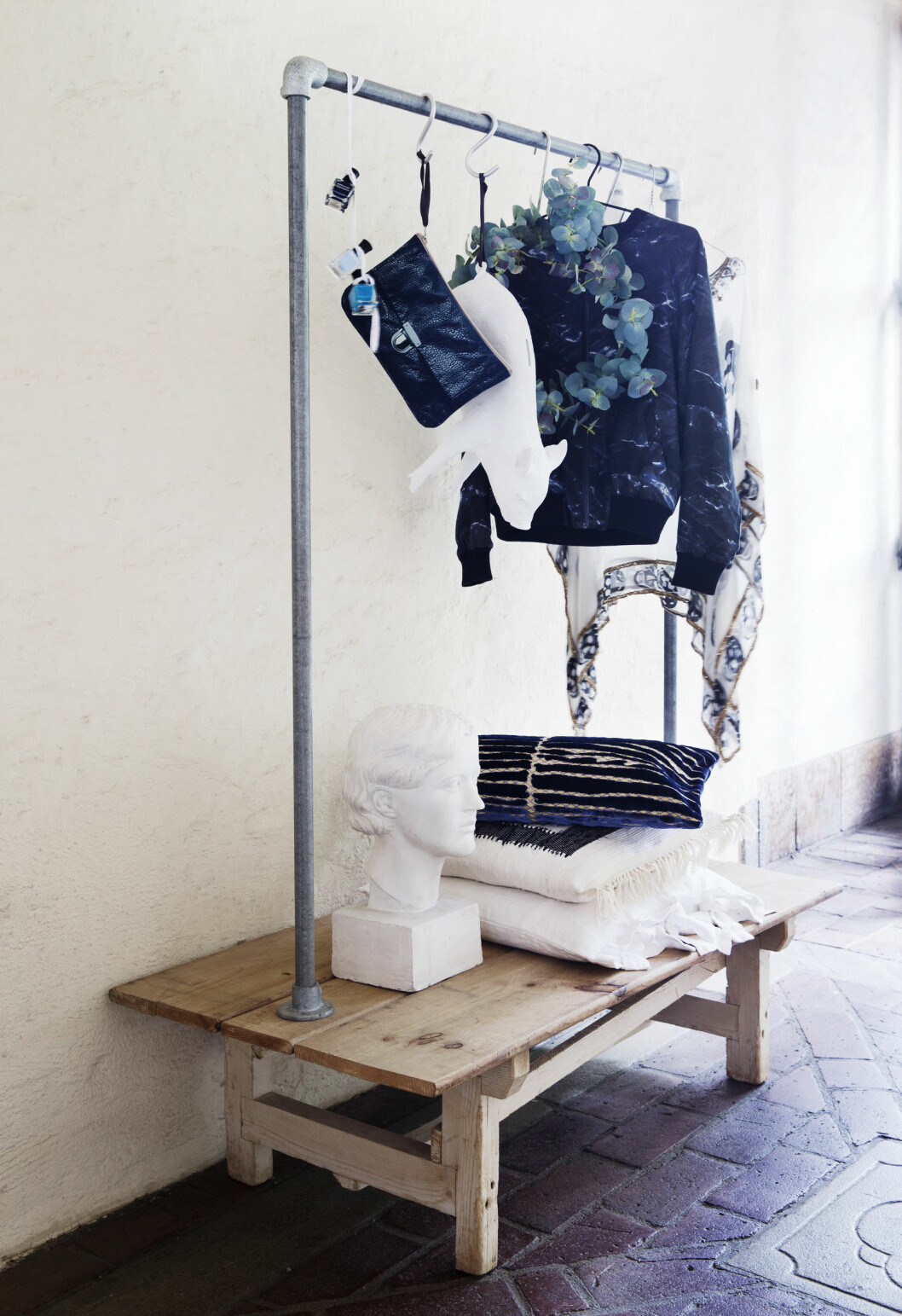 HANDLELISTE: Benk fra bolina.no (kr 4998). Diverse neglelakk ( kr 169), toalettmappe (kr 499), sparegris (kr 1499), alt fra bolina.no. Blomsterkransen lages av eucalyptus rundt en ståltråd, denne tørker fint også. Bomberjakke, FWSS, (kr 1999), også fra (bolina.no). Silkeblusen med paljetter er fra countrychic.no (kr 3300), den nydelige, gamle bysten fra ca 1930 er fra rydengkunsthandel.com (kr 3000). Avlang velurpute fra muchi.no (kr 699), sort/hvit kelimpute (kr 598) og hvit linpute (kr 498) fra minamilanda.no. Foto: Yvonne Wilhelmsen HANDLELISTE: Benk fra bolina.no (kr 4998). Diverse neglelakk ( kr 169), toalettmappe (kr 499), sparegris (kr 1499), alt fra bolina.no. Blomsterkransen lages av eucalyptus rundt en ståltråd, denne tørker fint også. Bomberjakke, FWSS, (kr 1999), også fra (bolina.no). Silkeblusen med paljetter er fra countrychic.no (kr 3300), den nydelige, gamle bysten fra ca 1930 er fra rydengkunsthandel.com (kr 3000). Avlang velurpute fra muchi.no (kr 699), sort/hvit kelimpute (kr 598) og hvit linpute (kr 498) fra minamilanda.no. Foto: Yvonne Wilhelmsen