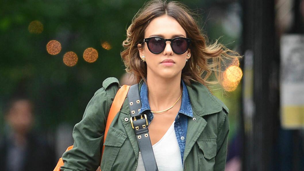 EN GOD VENN Å HA I SOMMER: Jessica Alba elsker å bruke armyjakken til løse mønstrede silkebukser. Foto: Steffman-Turgeon / Splash News/A EN GOD VENN Å HA I SOMMER: Jessica Alba elsker å bruke armyjakken til løse mønstrede silkebukser. Foto: Steffman-Turgeon / Splash News/A