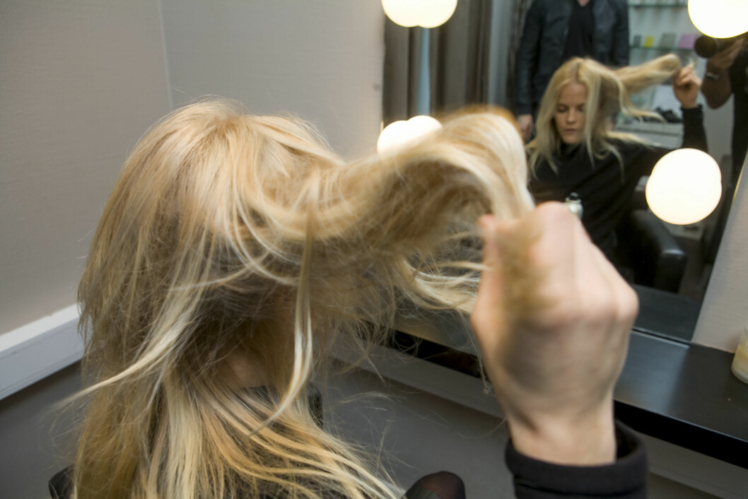 RIST I HÅRET: Ta tak i tuppene og rist i håret, fremfor å bruke hendene i håret for å rufse det til. Det gir tørrsjampoen bedre tid til å absorbere fettstoffene også. Foto: Per Ervland RIST I HÅRET: Ta tak i tuppene og rist i håret, fremfor å bruke hendene i håret for å rufse det til. Det gir tørrsjampoen bedre tid til å absorbere fettstoffene også. Foto: Per Ervland