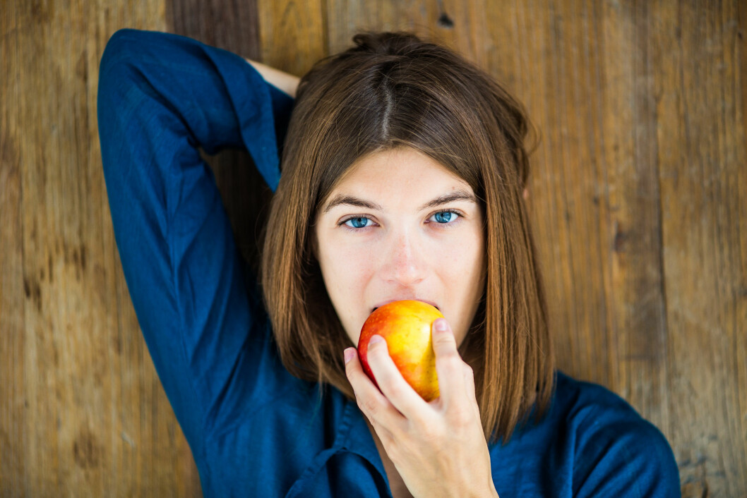 Model Released - Woman eating an apple. Foto: All Over Press Model Released - Woman eating an apple. Foto: All Over Press