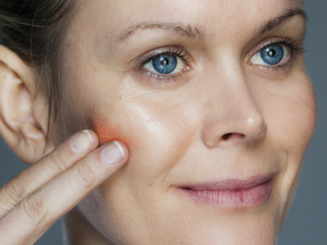 <strong>ROUGE:</strong> Gi kinnene en frisk, men naturlig farge med glød ved å velge en kremrouge. Foto: Astrid Waller <strong>ROUGE:</strong> Gi kinnene en frisk, men naturlig farge med glød ved å velge en kremrouge. Foto: Astrid Waller