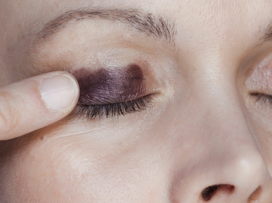 <strong>MER DRAMA:</strong> Du kan absolutt gå for en mørkere og mer dramatisk look også. Velg da en mørk kremskygge eller en kajal og jobb den godt inn i øyelokket. Foto: Astrid Waller <strong>MER DRAMA:</strong> Du kan absolutt gå for en mørkere og mer dramatisk look også. Velg da en mørk kremskygge eller en kajal og jobb den godt inn i øyelokket. Foto: Astrid Waller