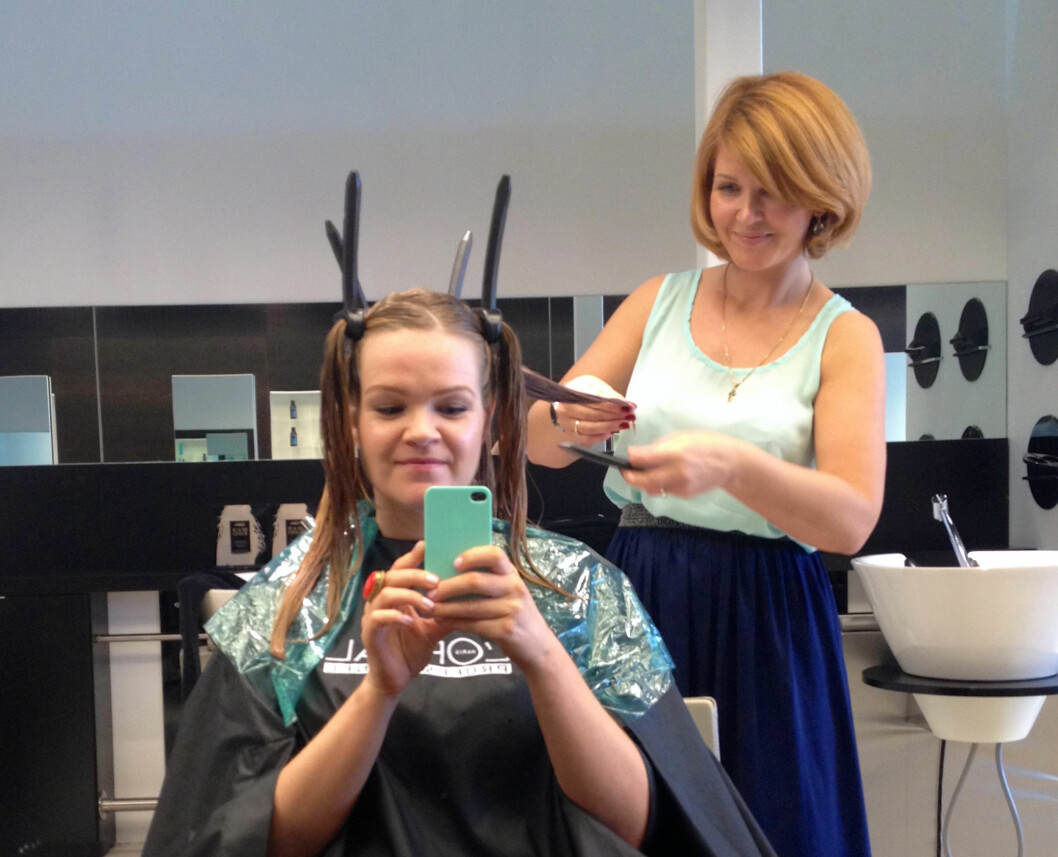 <strong>PROSESSEN:</strong> Ja, man ser litt latterlig ut mens det pågår. Her ruller Jekaterina Beresneva, opplæringskonsulent i L’Oréal, håret mitt opp på papiljottene. Foto: Aina Kristiansen <strong>PROSESSEN:</strong> Ja, man ser litt latterlig ut mens det pågår. Her ruller Jekaterina Beresneva, opplæringskonsulent i L’Oréal, håret mitt opp på papiljottene. Foto: Aina Kristiansen