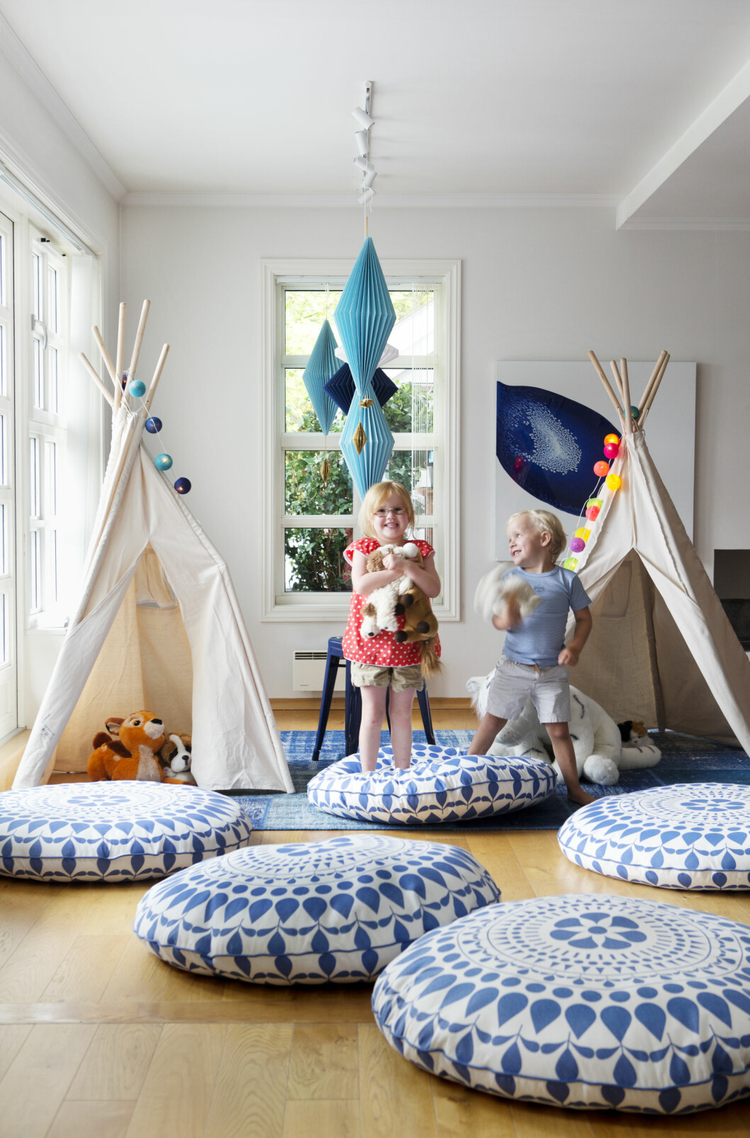 BARNESTUE: Mikkel og Marie på fem elsker å boltre seg i sin egen barnestue. Foto: Yvonne Wilhelmsen BARNESTUE: Mikkel og Marie på fem elsker å boltre seg i sin egen barnestue. Foto: Yvonne Wilhelmsen