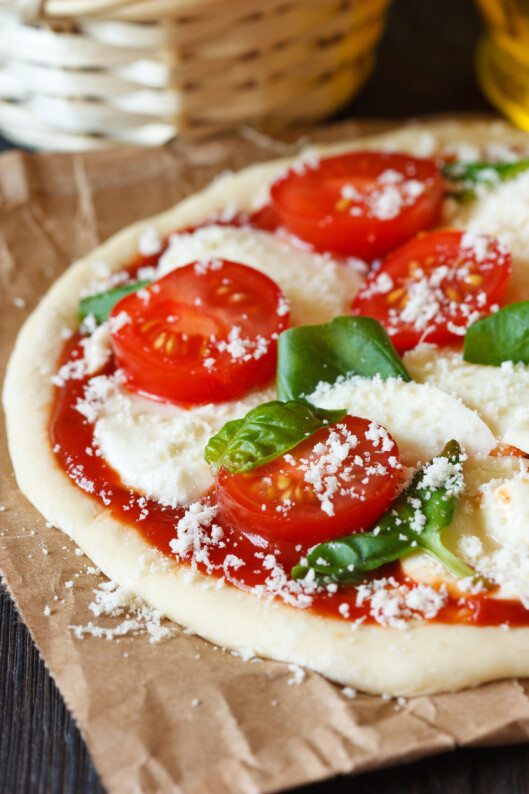 SUNN PIZZABUNN. Du kommer langt med fullkornshvetemel og chiafrø. Foto: lidante - Fotolia SUNN PIZZABUNN. Du kommer langt med fullkornshvetemel og chiafrø. Foto: lidante - Fotolia