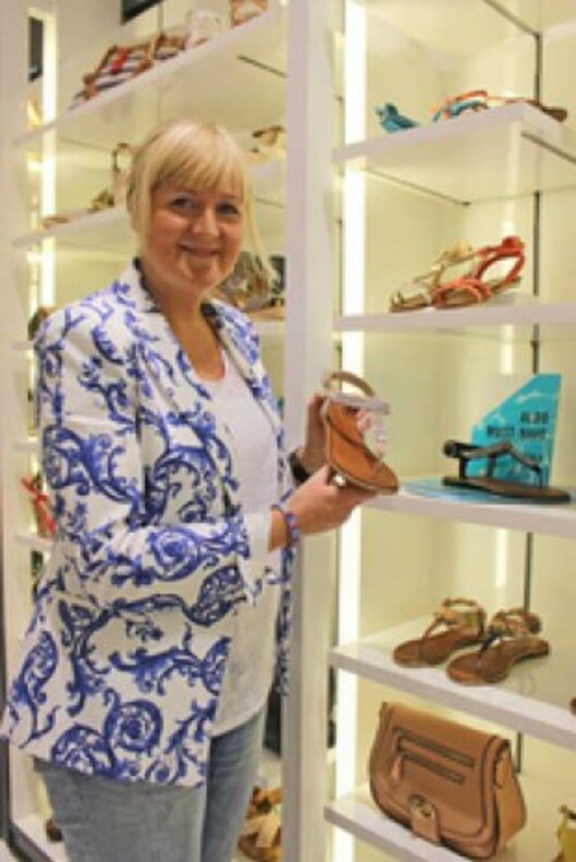 TA VARE PÅ SKOENE DINE: Brand Manager for Aldo Norge, Silje Brøter Olsen, vet hvordan man bør pleie espadrillosene. Foto: Per Ervland TA VARE PÅ SKOENE DINE: Brand Manager for Aldo Norge, Silje Brøter Olsen, vet hvordan man bør pleie espadrillosene. Foto: Per Ervland