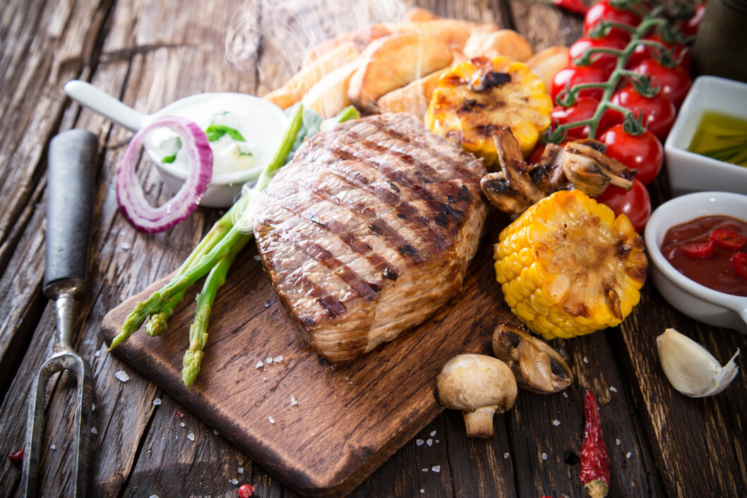 GRILLING: Stek maten på lav temperatur - det er nemlig mye sunnere. Foto: Kesu - Fotolia GRILLING: Stek maten på lav temperatur - det er nemlig mye sunnere. Foto: Kesu - Fotolia