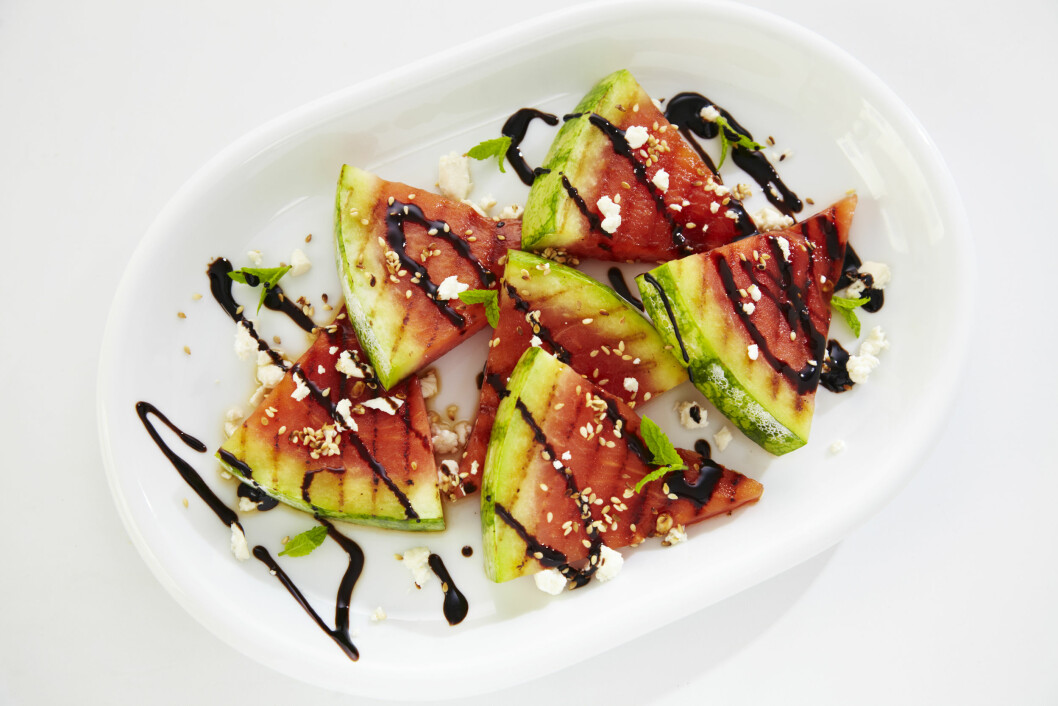FRUKT PÅ GRILLEN: Frukt, som vannmelon, på grillen er supergodt, enkelt og sunt. FRUKT PÅ GRILLEN: Frukt, som vannmelon, på grillen er supergodt, enkelt og sunt.