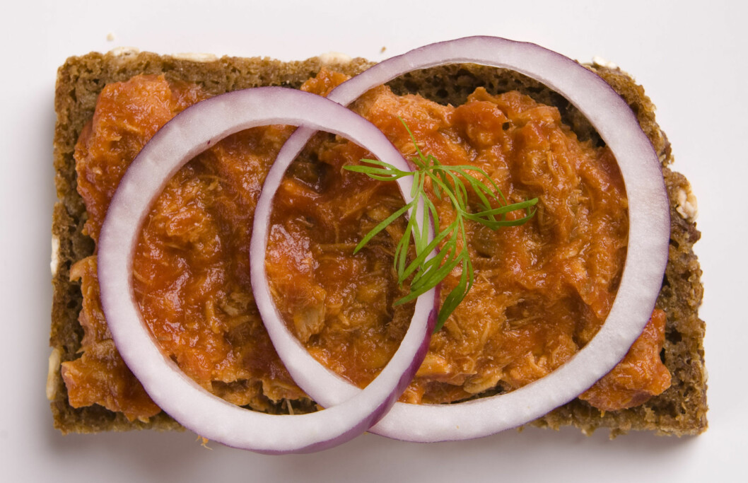 MAKRELL I TOMAT: Makrell i tomat er faktisk noe av det sunneste du kan ha på brødskiva og tilfører rikelig med omega-3 fettsyrer. MAKRELL I TOMAT: Makrell i tomat er faktisk noe av det sunneste du kan ha på brødskiva og tilfører rikelig med omega-3 fettsyrer.