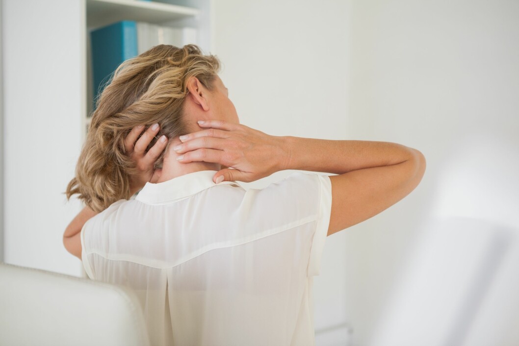 VONDT I NAKKEN: Stramme og verkende muskler i skuldre og nakke kan irritere den nederste delen av hodeskallen og trigge den typiske spenningshodepinen. Foto: WavebreakMediaMicro - Fotolia VONDT I NAKKEN: Stramme og verkende muskler i skuldre og nakke kan irritere den nederste delen av hodeskallen og trigge den typiske spenningshodepinen. Foto: WavebreakMediaMicro - Fotolia