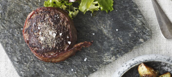 Hakkebøff med bacon og rosmarinpoteter Hakkebøff med bacon og rosmarinpoteter