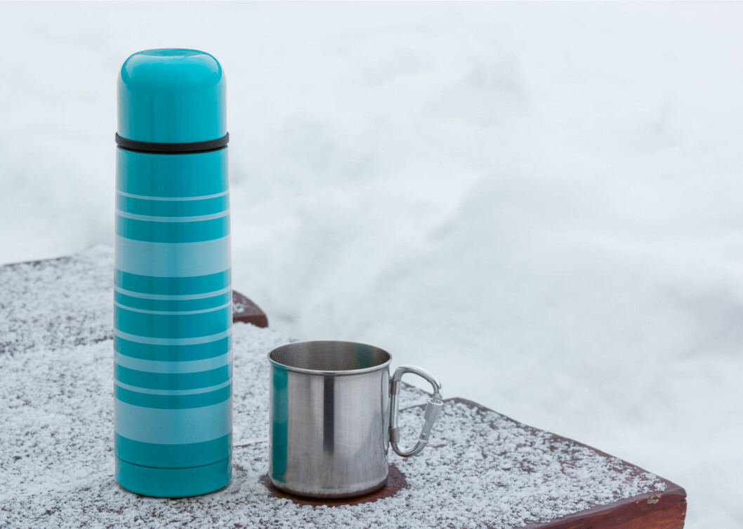 BLAND UT MED VANN: Et smart triks er å ta med seg en termos med varmt vann og blandet ut med snø. På den måten varer drikkevannet ditt mye lenger. Foto: Sergii Shcherbakov - Fotolia BLAND UT MED VANN: Et smart triks er å ta med seg en termos med varmt vann og blandet ut med snø. På den måten varer drikkevannet ditt mye lenger. Foto: Sergii Shcherbakov - Fotolia
