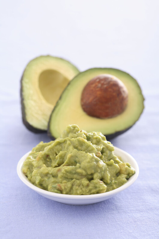 AVOKADOSTEINEN: Ta vare på avokadosteinen og legg den midt i guacamolen under oppbevaring. Den inneholder naturlige stoffer som hindrer misfarging, og hjelper derfor avokadoen å holde på sin naturlige grønnfarge. Foto: REX/Stock Connection/All Over Press AVOKADOSTEINEN: Ta vare på avokadosteinen og legg den midt i guacamolen under oppbevaring. Den inneholder naturlige stoffer som hindrer misfarging, og hjelper derfor avokadoen å holde på sin naturlige grønnfarge. Foto: REX/Stock Connection/All Over Press
