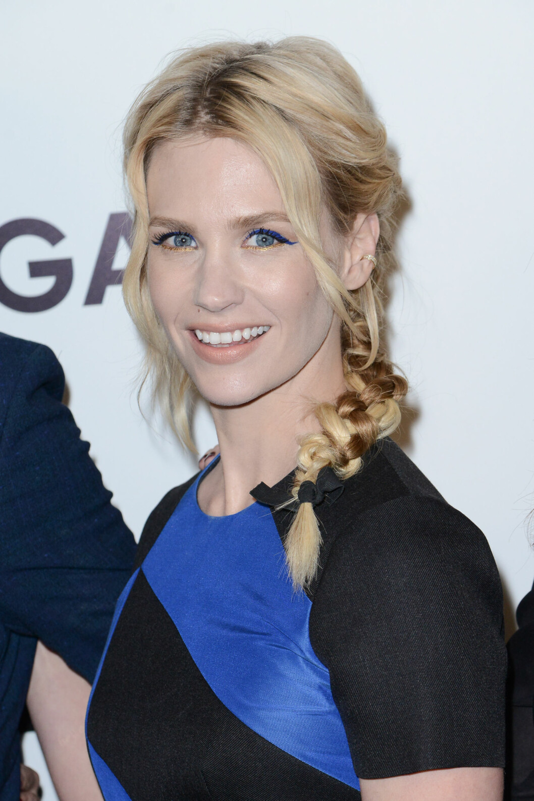 <strong>IKKE AKKURAT BETTY:</strong> January Jones matchet antrekket med den blå eyelineren sin. Gulltilbehør og gullkajal under øynene gjorde antrekket komplett. Foto: REX/Rob Latour/All Over Press <strong>IKKE AKKURAT BETTY:</strong> January Jones matchet antrekket med den blå eyelineren sin. Gulltilbehør og gullkajal under øynene gjorde antrekket komplett. Foto: REX/Rob Latour/All Over Press
