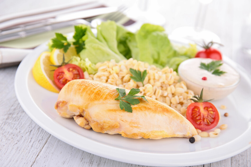 MYE BEDRE: Rent kyllingkjøtt (eventuelt storfe eller fisk), fullkornsris og en lettere saus kan spare deg for mye kalorier. Et måltid som dette inneholder bare litt over 400 kalorier. Foto: M.studio - Fotolia MYE BEDRE: Rent kyllingkjøtt (eventuelt storfe eller fisk), fullkornsris og en lettere saus kan spare deg for mye kalorier. Et måltid som dette inneholder bare litt over 400 kalorier. Foto: M.studio - Fotolia