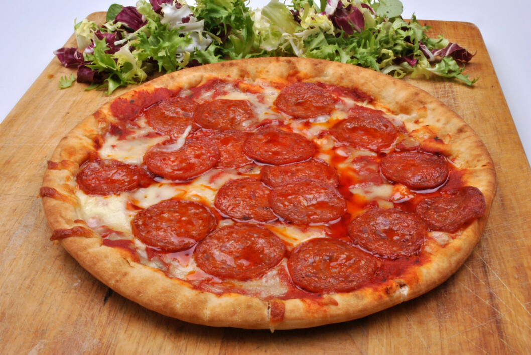 TØRK: Feite pølser som pepperoni og choriza kan få det til å flyte over av fett på pizzaen.Dabb toppen av pizzaen med litt tørkerull før du spiser, da fjerner du litt overflødig fett. TØRK: Feite pølser som pepperoni og choriza kan få det til å flyte over av fett på pizzaen.Dabb toppen av pizzaen med litt tørkerull før du spiser, da fjerner du litt overflødig fett.