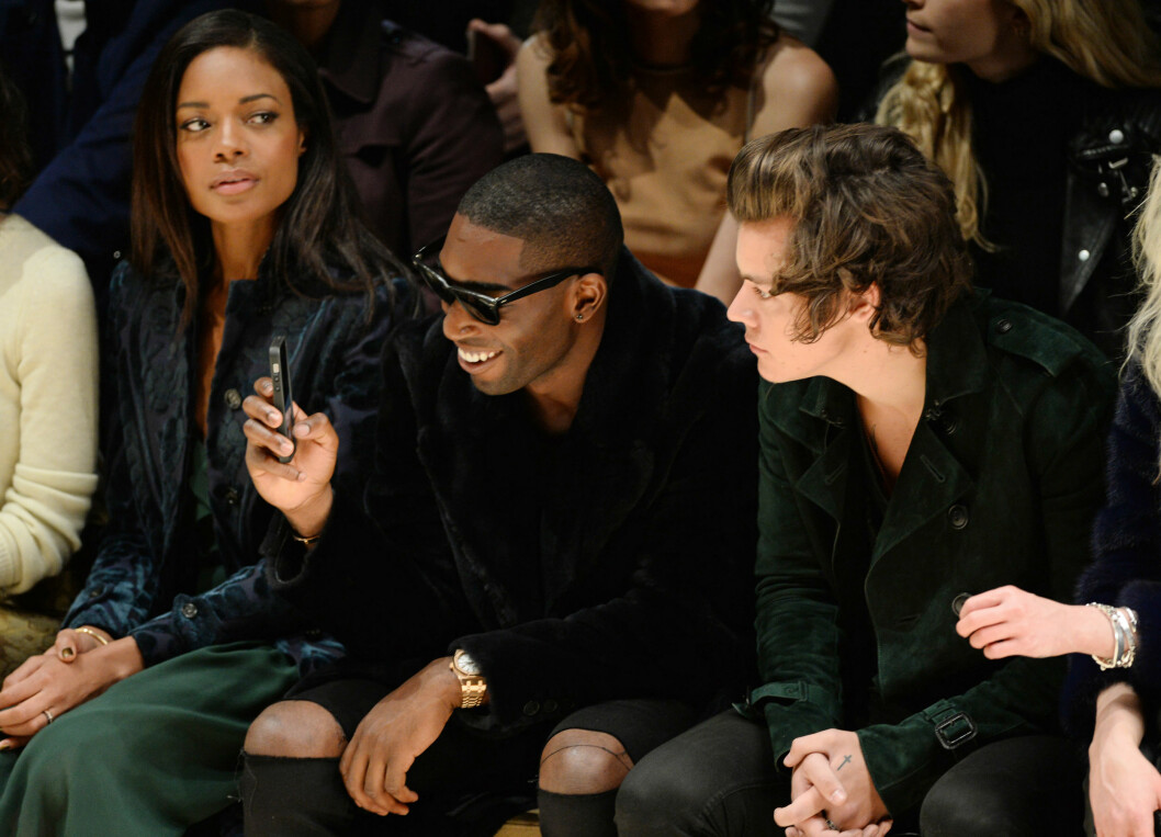 PÅ FØRSTE RAD: Naomie Harris, Tinie Tempah og Harry Styles satt sammen på første rad under Burberry-visningen i London. Foto: All Over Press PÅ FØRSTE RAD: Naomie Harris, Tinie Tempah og Harry Styles satt sammen på første rad under Burberry-visningen i London. Foto: All Over Press
