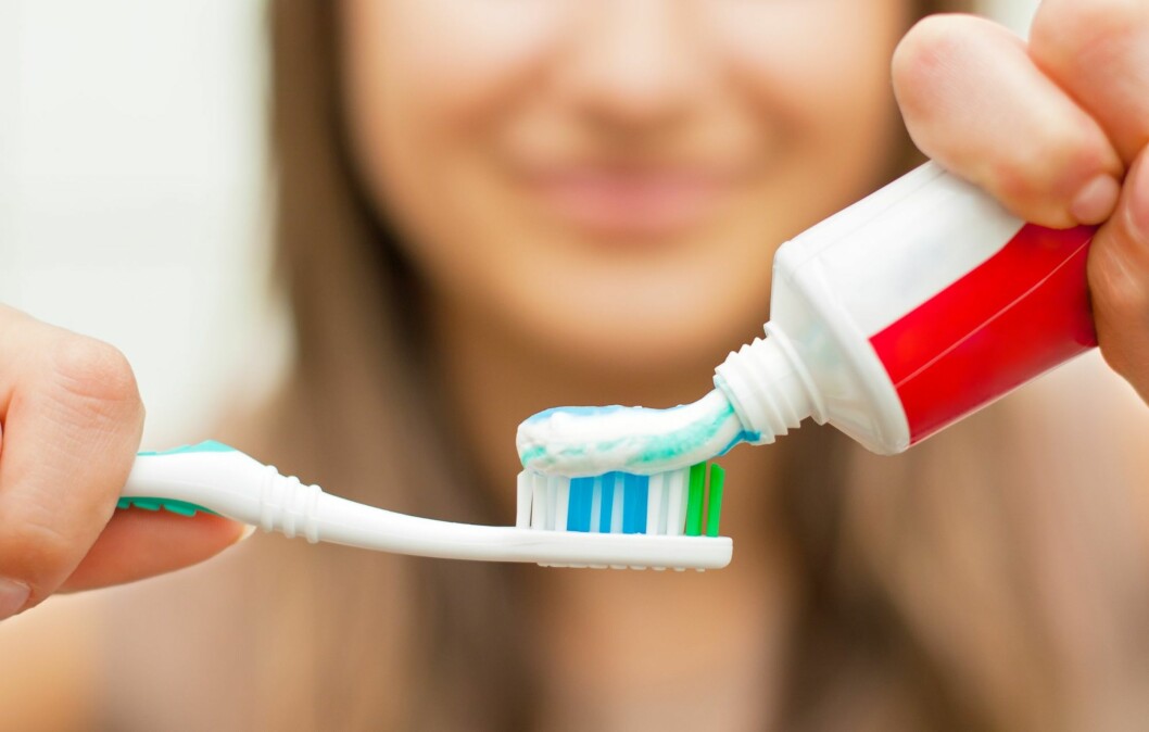 SLITEN TANNBØRSTE? Kast den! Det kan hende at det ikke er mer som skal til for at du skal få hvitere tenner. Foto: Thinkstock SLITEN TANNBØRSTE? Kast den! Det kan hende at det ikke er mer som skal til for at du skal få hvitere tenner. Foto: Thinkstock