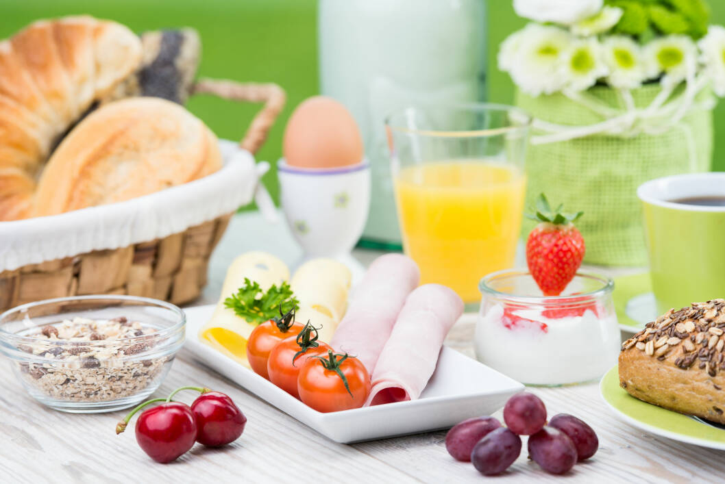 HELE MÅLTIDET: Om rundstykkene du velger er kaloririke kan du for eksemple kompansere med litt sunnere pålegg. Foto: Picture-Factory - Fotolia HELE MÅLTIDET: Om rundstykkene du velger er kaloririke kan du for eksemple kompansere med litt sunnere pålegg. Foto: Picture-Factory - Fotolia