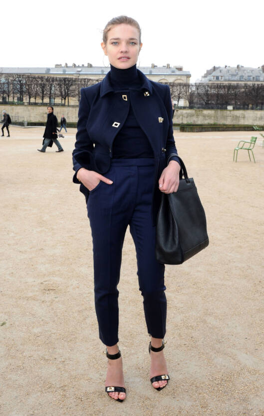 STRAM SVART POLO GIR LANG HALS: Supermodell Natalia Vodianova gir seg selv enda mer lengde i denne genseren. Foto: All Over Press STRAM SVART POLO GIR LANG HALS: Supermodell Natalia Vodianova gir seg selv enda mer lengde i denne genseren. Foto: All Over Press