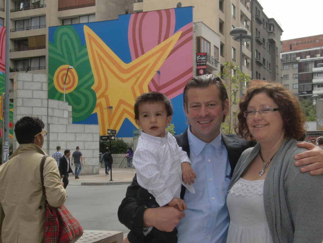 <strong>Under dette bildet i fotoalbumet står det:</strong> Dagen vi ble familie. Foto: Privat <strong>Under dette bildet i fotoalbumet står det:</strong> Dagen vi ble familie. Foto: Privat