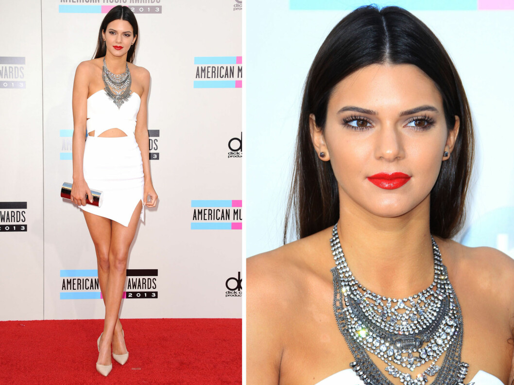 <strong>LÅRKORT:</strong> Kendall Jenner så slående vakker ut i sin lårkorte hvite minikjole med et stort statementsmykke i halsen. Foto: All Over Press <strong>LÅRKORT:</strong> Kendall Jenner så slående vakker ut i sin lårkorte hvite minikjole med et stort statementsmykke i halsen. Foto: All Over Press