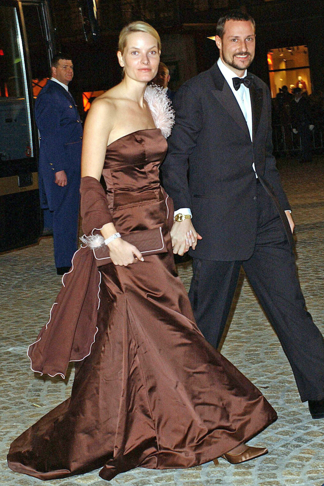 <strong>2002:</strong> Ikledd brun stroppeløs aftenkjole signert Vera Wang. Foto: All Over Press <strong>2002:</strong> Ikledd brun stroppeløs aftenkjole signert Vera Wang. Foto: All Over Press