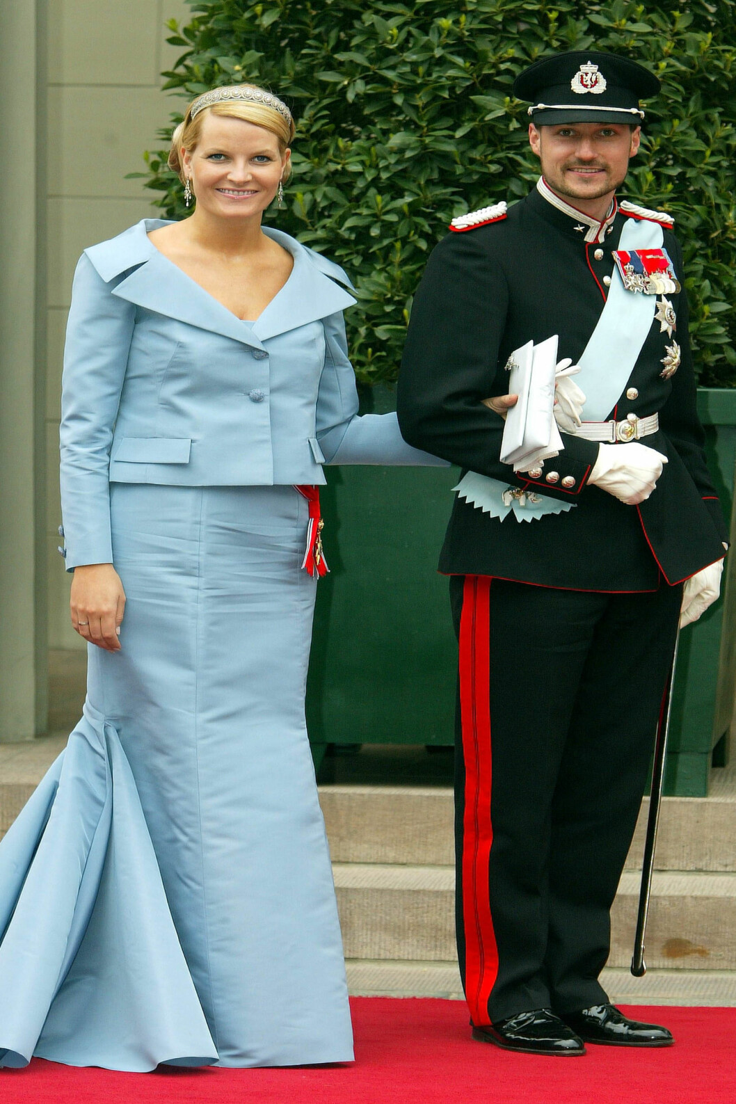 <strong>2004:</strong> Her satset kronprinsessen på kjole og jakke fra Valentino. Foto: All Over Press <strong>2004:</strong> Her satset kronprinsessen på kjole og jakke fra Valentino. Foto: All Over Press