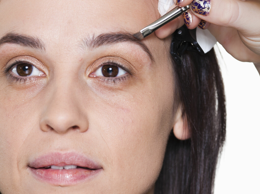 <strong>VIKTIGE ØYEBRYN:</strong> Makeup-artisten bruker brynskygge med voks og jobber med skråpensel og små bevegelser. Foto: Astrid Waller <strong>VIKTIGE ØYEBRYN:</strong> Makeup-artisten bruker brynskygge med voks og jobber med skråpensel og små bevegelser. Foto: Astrid Waller