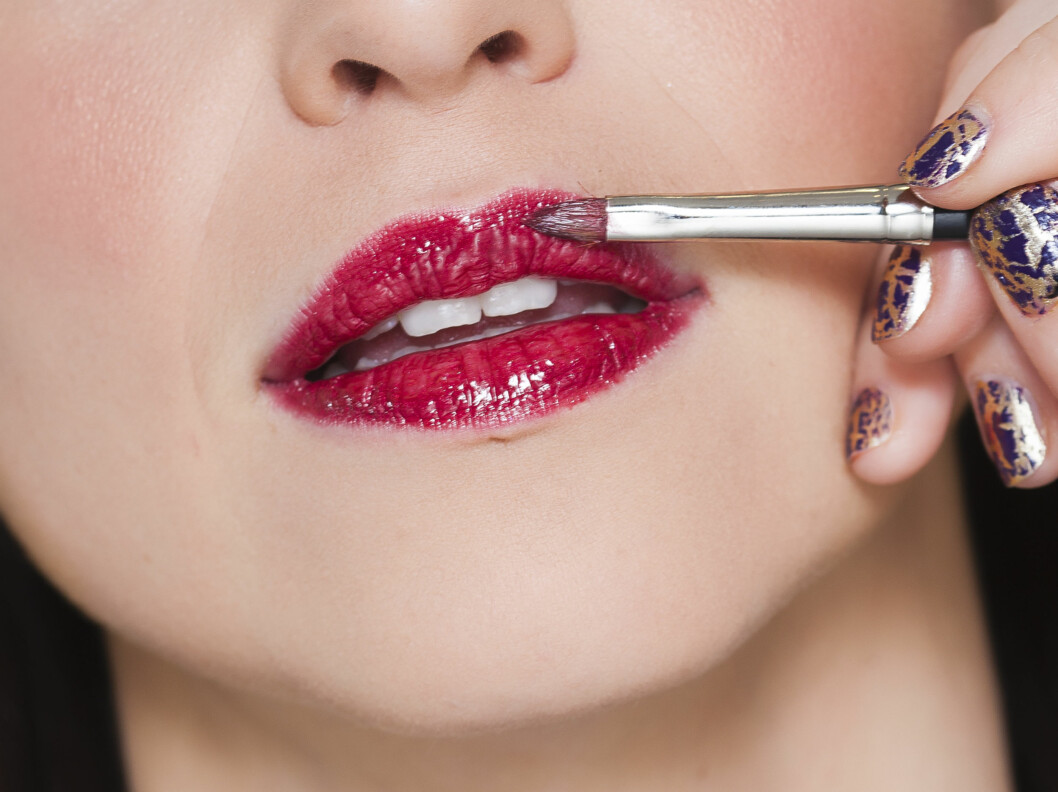 <strong>MØRKE LEPPER:</strong> Her får Kaja påført mørk leppestift med blank lipgloss over. Foto: Astrid Waller <strong>MØRKE LEPPER:</strong> Her får Kaja påført mørk leppestift med blank lipgloss over. Foto: Astrid Waller