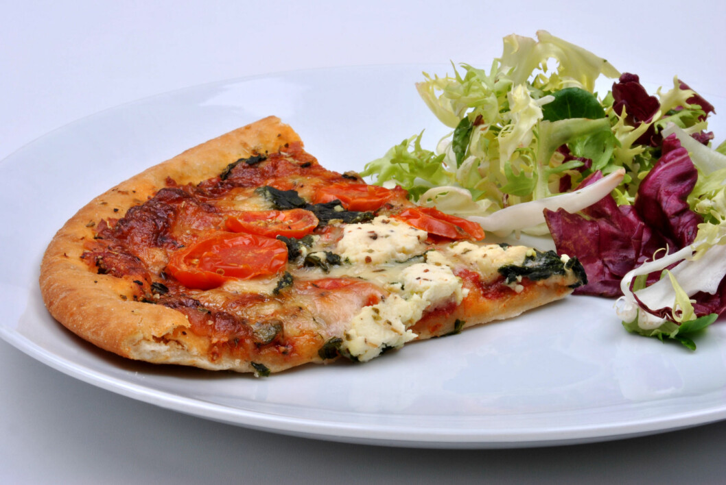 <strong>MED GRØNNSAKER:</strong> Spiser du pizzaen med en salat eller grønnsaker til får du både i deg deg flere viktige næringsstoffer, og da kan pizza være helt ok som middag i blant. Du minsker også "risikoen" for at du hiver i deg hele pizzaen. Foto: Colourbox <strong>MED GRØNNSAKER:</strong> Spiser du pizzaen med en salat eller grønnsaker til får du både i deg deg flere viktige næringsstoffer, og da kan pizza være helt ok som middag i blant. Du minsker også "risikoen" for at du hiver i deg hele pizzaen. Foto: Colourbox