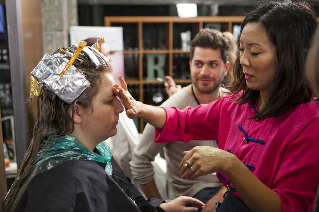 GIR RÅD: Makeupartist Hilde Pettersen Reljin har rettet opp mange bryn på settet til «Trinny & Susanna – Oppdrag Norge». Foto: Per Ervland GIR RÅD: Makeupartist Hilde Pettersen Reljin har rettet opp mange bryn på settet til «Trinny & Susanna – Oppdrag Norge». Foto: Per Ervland