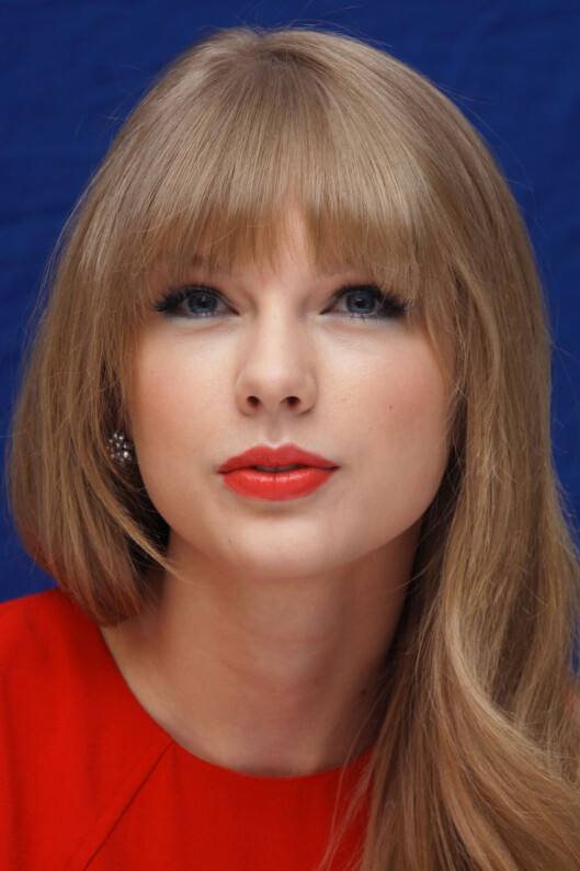 <strong>TRUTMUNN:</strong> Taylor Swift elsker rød leppestift, og looken passer perfekt til denne kjolen. Foto: All Over press <strong>TRUTMUNN:</strong> Taylor Swift elsker rød leppestift, og looken passer perfekt til denne kjolen. Foto: All Over press