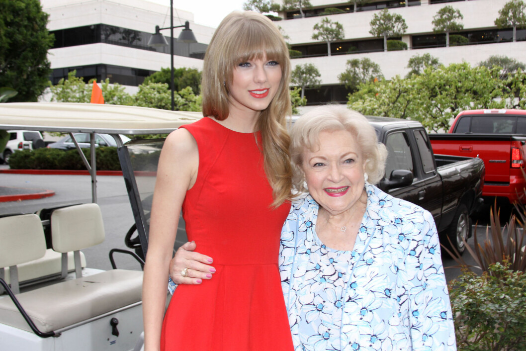 <strong>ALDERSFORSKJELL:</strong> Taylor Swift (22) og Betty White (90) har begge roller – eller stemmer – i den kommende Dr. Seus-filmen «The Lorax». Foto: All Over press <strong>ALDERSFORSKJELL:</strong> Taylor Swift (22) og Betty White (90) har begge roller – eller stemmer – i den kommende Dr. Seus-filmen «The Lorax». Foto: All Over press