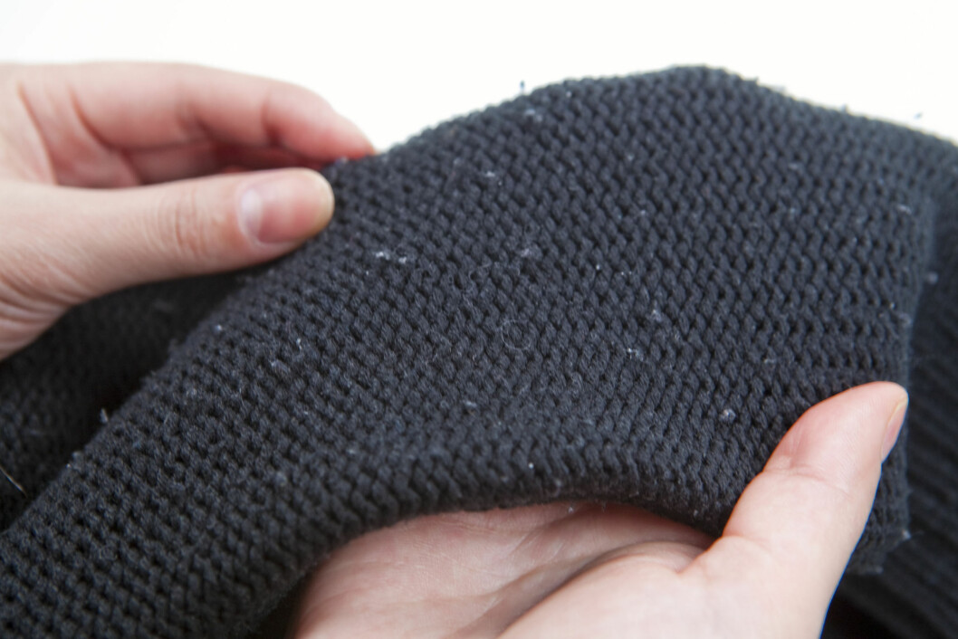 KORTE, SVAKE FIBRE: - Nupper dannes av kortere, løse fibre. Disse henger seg lett opp og danner en klump, forklarer Grimstad Klepp. Lange fibre er sterkere og nupper mindre. Disse ser ofte mer glansfulle ut. Foto: Per Ervland KORTE, SVAKE FIBRE: - Nupper dannes av kortere, løse fibre. Disse henger seg lett opp og danner en klump, forklarer Grimstad Klepp. Lange fibre er sterkere og nupper mindre. Disse ser ofte mer glansfulle ut. Foto: Per Ervland