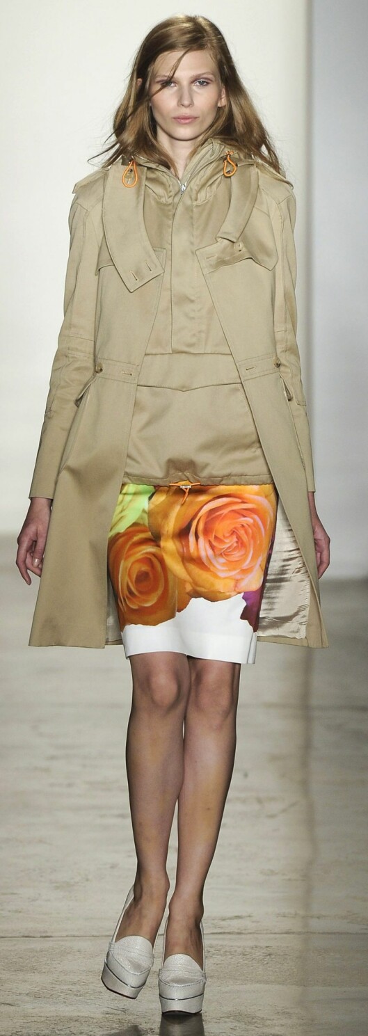OVERDIMENSJONERT: Silkeksjørt med blomsterprint til khaki-farget anorakk/trenchcoat på catwalken til Peter Som. Foto: All Over PressAll Over Press OVERDIMENSJONERT: Silkeksjørt med blomsterprint til khaki-farget anorakk/trenchcoat på catwalken til Peter Som. Foto: All Over PressAll Over Press